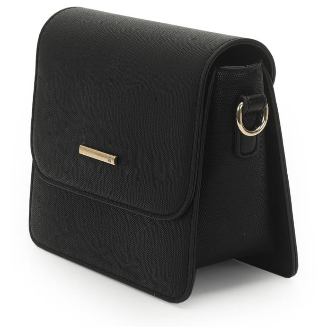 Bolsa WJ preta vista lateral mostrando argola dourada e formato retangular compacto